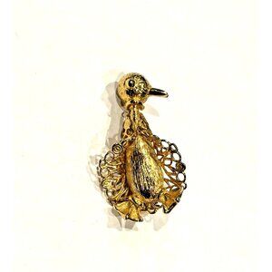 DARLING DAPPER DUCK GOLD FILIGREE FEATHERS TEXTURED VINTAGE 1.25" PIN BROOCH EUC